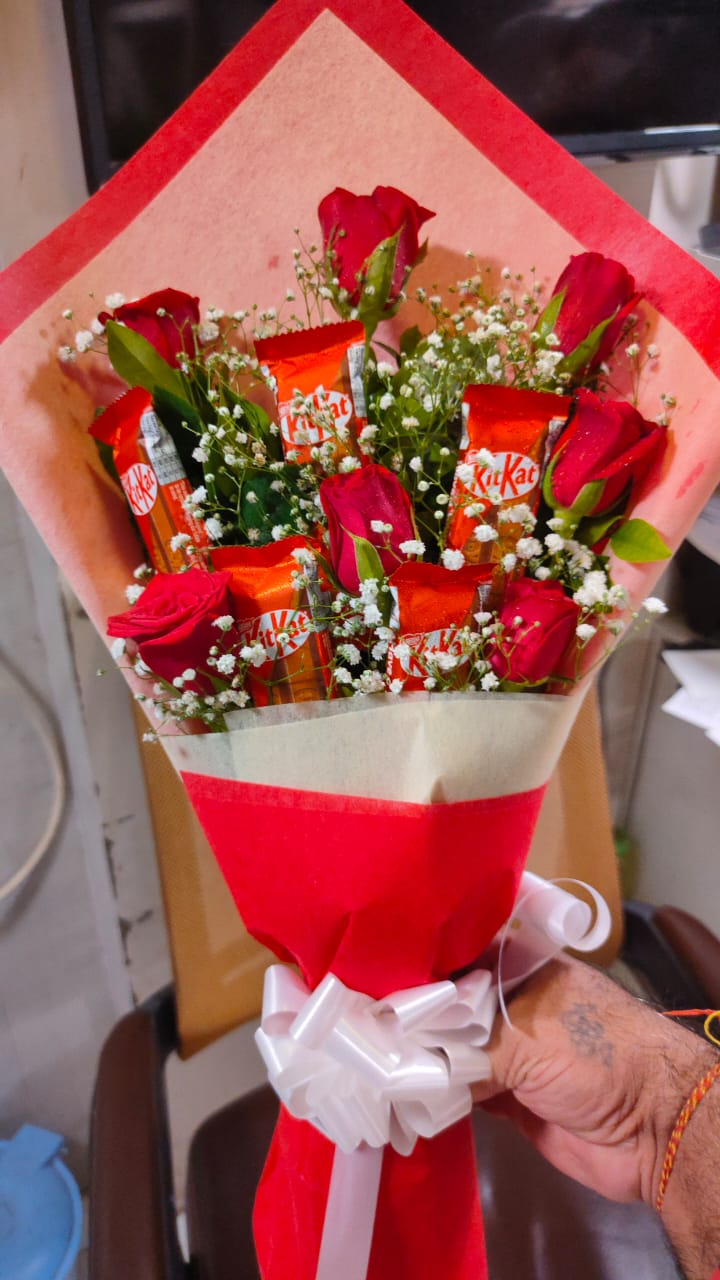 Kit kat Chocolate and red roses bouquet 